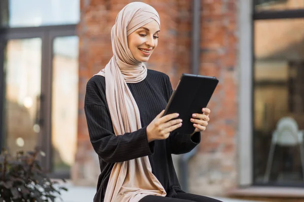 Cheerful Young Islamic Businesswoman Working Tablet While Sitting Her Office — Foto de Stock