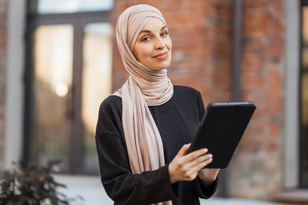 Cheerful Young Islamic Businesswoman Working Tablet While Sitting Her Office — 스톡 사진