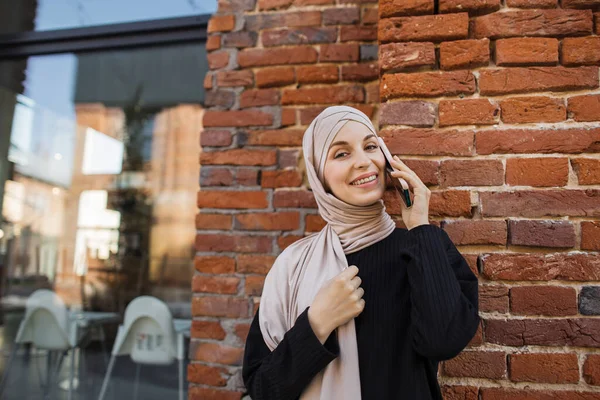Porträt Einer Lächelnden Jungen Muslimischen Frau Die Der Pause Telefoniert — Stockfoto