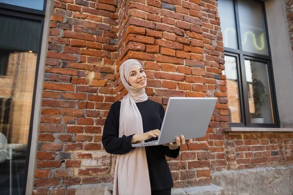 사업가 사무실 근처에서 노트북으로 일하고 있습니다 시간에 노트북을 사용하는 히잡을 — 스톡 사진