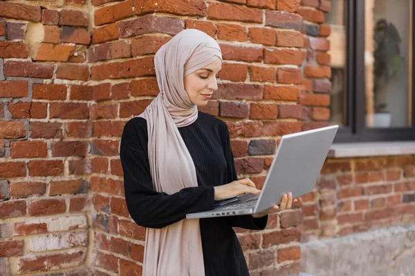 Cheerful Young Islamic Businesswoman Working Laptop While Standing Her Office — 스톡 사진