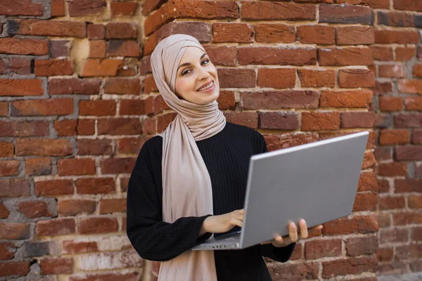 Portrait Smiling Muslim Woman Relaxing Using Digital Laptop While Standing — Foto de Stock