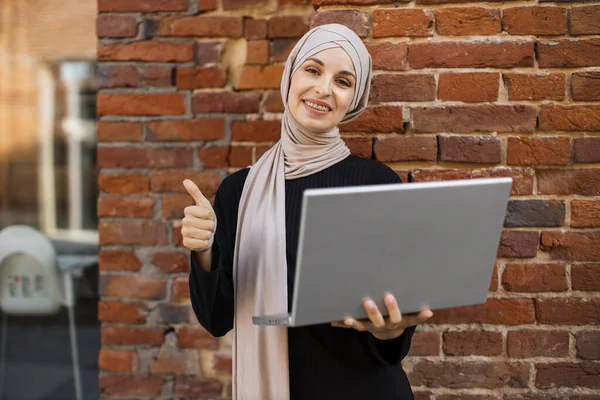 Close Portrait Young Muslim Arab Woman Freelancer Hijab Working Laptop — Foto de Stock