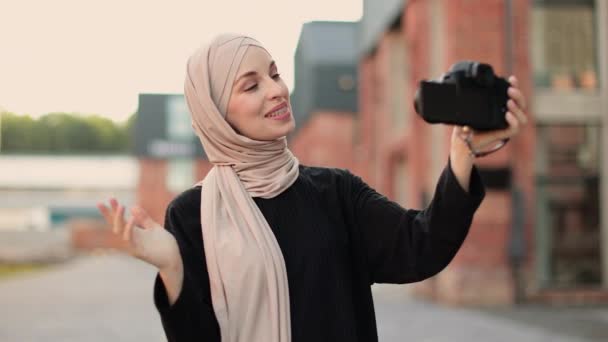 Young Female Muslim Blogger Trendy Clothes Hijab Walks City Street — Stockvideo