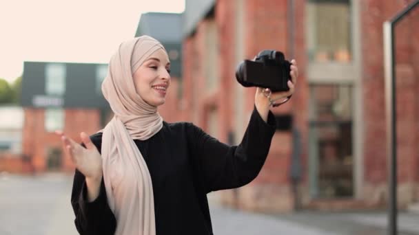 Ung Muslimsk Kvinna Använder Videokamera För Att Spela Resan Med — Stockvideo