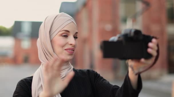 Muslim Woman Use Camera Selfie Taking Picture City Young Girl — Vídeo de Stock