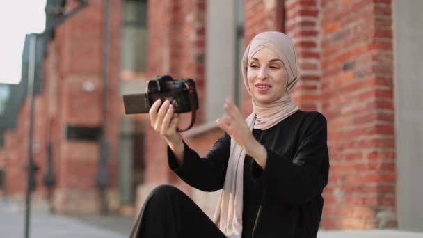 Egy Fiatal Muszlim Videokamerát Használ Munkájához Boldog Izgatott Arab Üzletasszony — Stock videók
