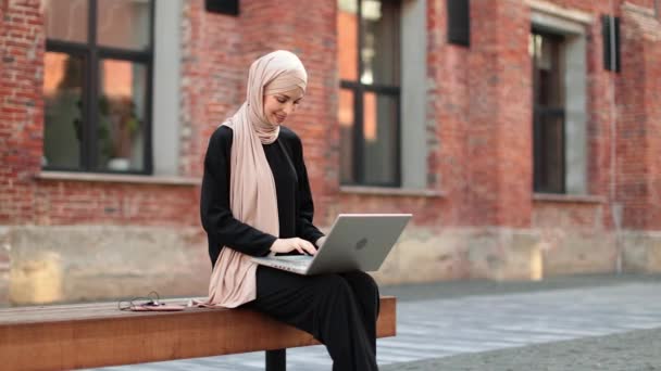 Досить Усміхнена Мусульманська Бізнес Леді Хіджабі Сидить Лавці Використовує Ноутбук — стокове відео