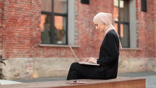 Πορτρέτο Του Χαμογελαστού Ευτυχισμένη Μουσουλμάνα Γυναίκα Χαλάρωση Χρησιμοποιώντας Ψηφιακό Φορητό — Αρχείο Βίντεο
