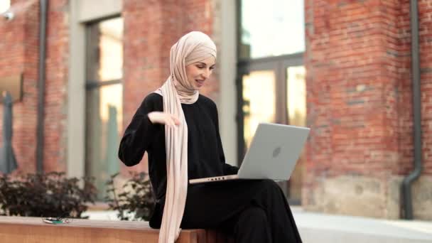 Portret Van Lachende Vrolijke Moslimvrouw Die Ontspant Met Digitale Laptop — Stockvideo