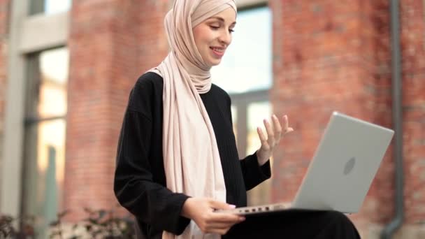 Close Portret Van Jonge Moslim Arabische Vrouw Freelancer Hijab Werken — Stockvideo