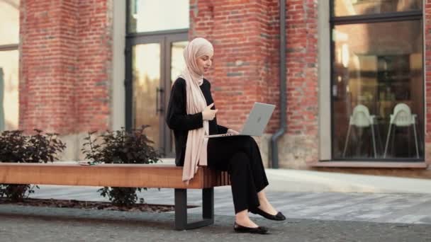 Modern Stylish Muslim Woman Hijab Black Clothes Sitting Bench Break — Stockvideo
