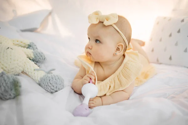 Bebê Menina Feliz Vestido Amarelo Arco Cabeça Uma Cama Quarto — Fotografia de Stock