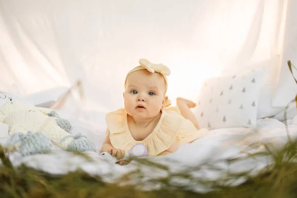 Cute Healthy Little Girl Yellow Dress Lyuing Green Grass Park — Stockfoto