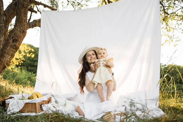 Positive Caucasian Mother Dark Hair White Hat Sitting Her Little — ストック写真