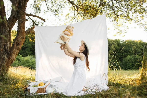 Gorgeous Long Haired Woman White Hat Dress Have Picnic Daughter — ストック写真