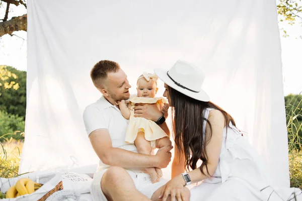 Portrét Mladých Rodičů Rodině Bílým Oblečením Jak Hrají Šestiměsíční Dcerou — Stock fotografie