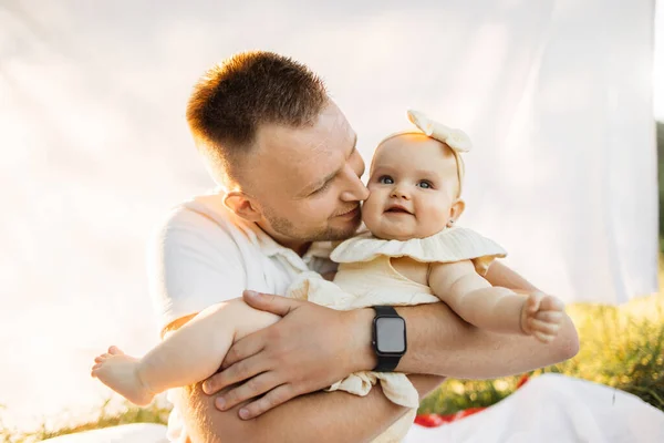 Retrato Pai Feliz Shirt Branca Beijando Bochecha Pequena Filha Fundo — Fotografia de Stock