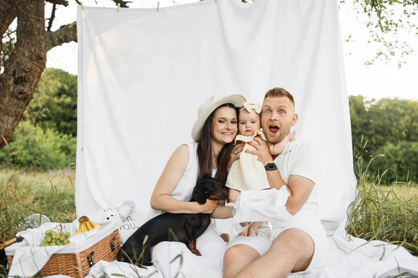 Pozitivní Manželský Pár Sedí Svým Psem Roztomilou Dceruškou Bílé Dece — Stock fotografie