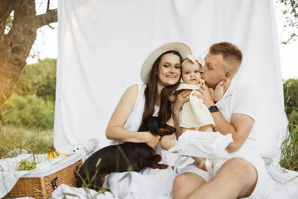 Retrato Jovens Pais Sorridentes Embaraçando Sua Filhinha Cachorro Com Delicioso — Fotografia de Stock