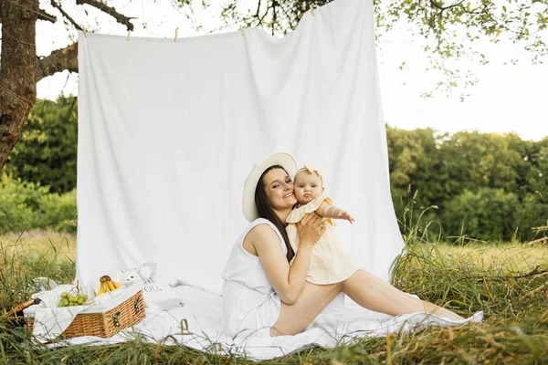 Fim Semana Família Piquenique Filha Bebê Caucasiano Com Mãe Prado — Fotografia de Stock