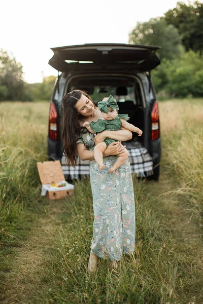Family Weekend Picnic Caucasian Baby Daughter Mother Grass Meadow Standing — ストック写真