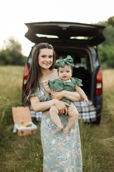 Young Single Mother Holding Hands Her Little Daughte Standing Grass — ストック写真