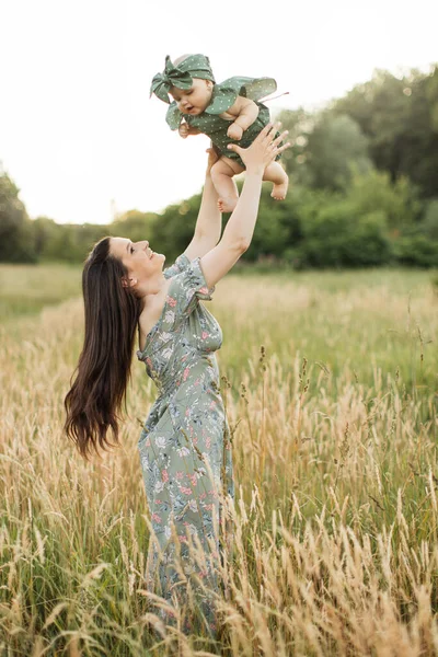 Caring Caucasian Mother Playing Her Cute Little Daughter Walking Field — ストック写真