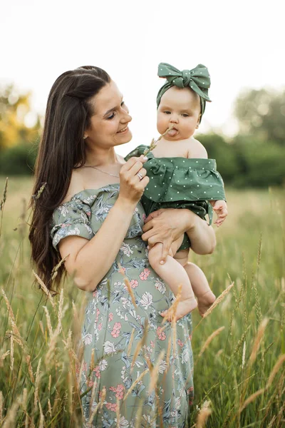 Bela Jovem Mãe Com Cabelo Escuro Vestido Verde Levantando Sua — Fotografia de Stock
