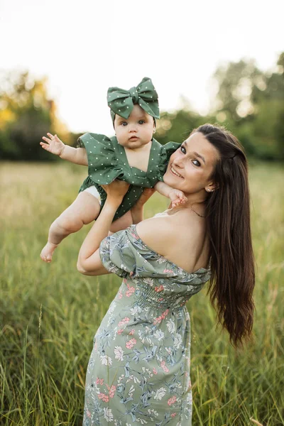 View Back Gorgeous Long Haired Woman Green Dress Have Picnic — ストック写真