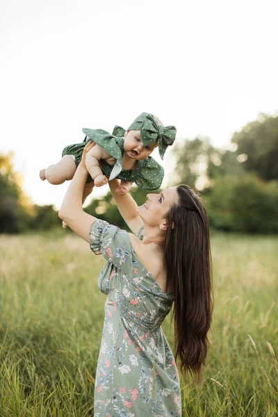 View Back Gorgeous Long Haired Woman Green Dress Have Picnic — Stok fotoğraf