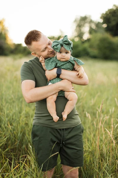 Caring Caucasian Father Playing His Cute Little Daughter Walking Field — ストック写真