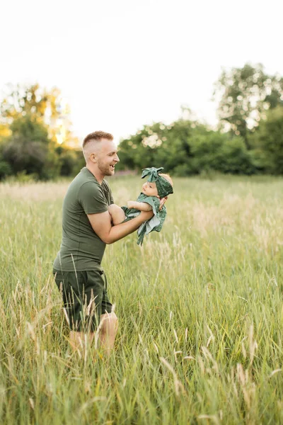 Attractive Young Father Green Shirt Shorts Lifting His Cute Little — Fotografia de Stock