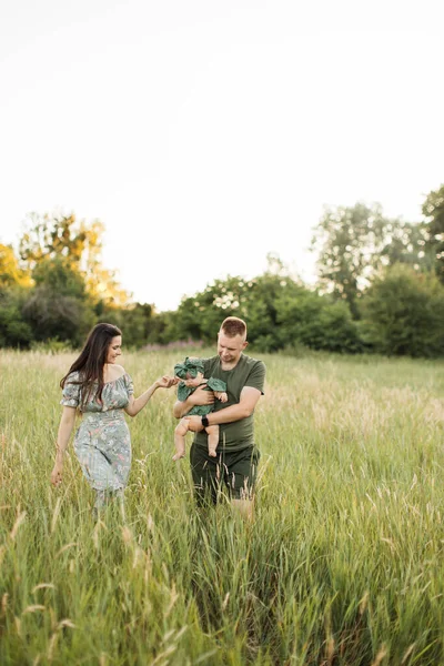 Beautiful Happy Caucasian Parents Playing Six Months Old Daughter Walking — Fotografia de Stock