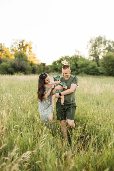 Beautiful Happy Caucasian Parents Playing Six Months Old Daughter Walking — Stok fotoğraf