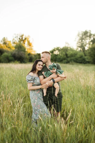 Beautiful Caucasian Man Woman Standing Embrace Cute Little Daughter Beautiful — Fotografia de Stock