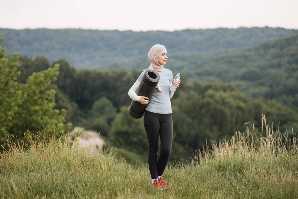 Sporty Healthy Woman Hijab Holding Yoga Mat Bottle Water While — Φωτογραφία Αρχείου