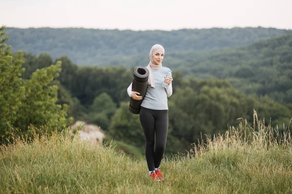 Mulher Saudável Desportiva Hijab Segurando Tapete Ioga Garrafa Água Enquanto — Fotografia de Stock