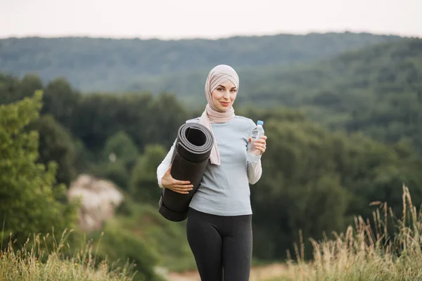 Vista Lateral Hermosa Mujer Joven Hijab Ropa Deportiva Agua Potable — Foto de Stock