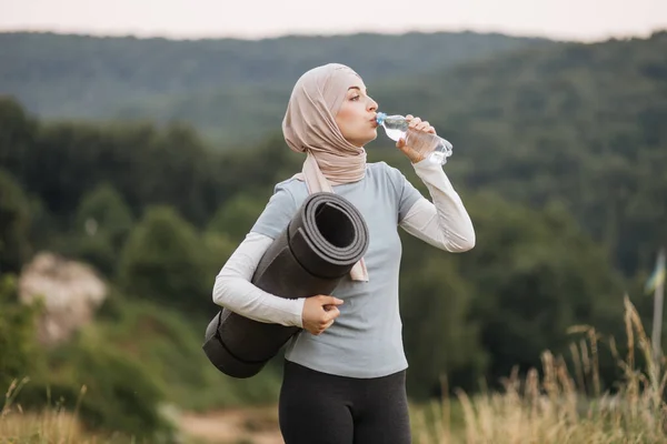 Vista Lateral Hermosa Mujer Joven Hijab Ropa Deportiva Agua Potable — Foto de Stock