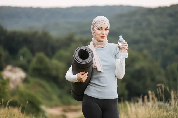 Vista Frontal Encantadora Mujer Hijab Ropa Deportiva Pie Parque Verde — Foto de Stock