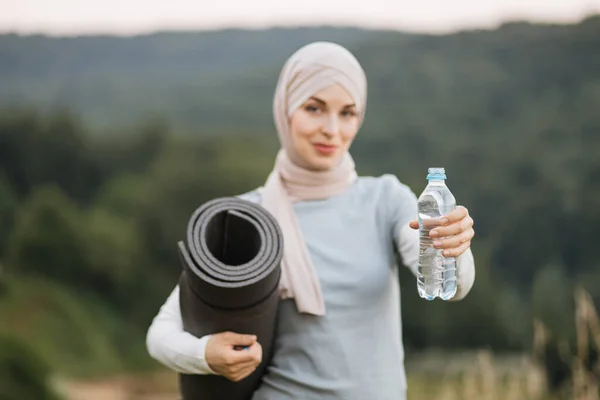 Concéntrate Botella Con Agua Mujer Encantadora Hijab Ropa Deportiva Pie — Foto de Stock
