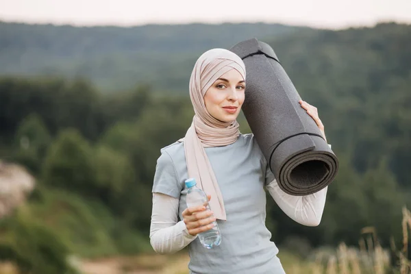 Vista Frontal Encantadora Mujer Hijab Ropa Deportiva Pie Parque Verde — Foto de Stock