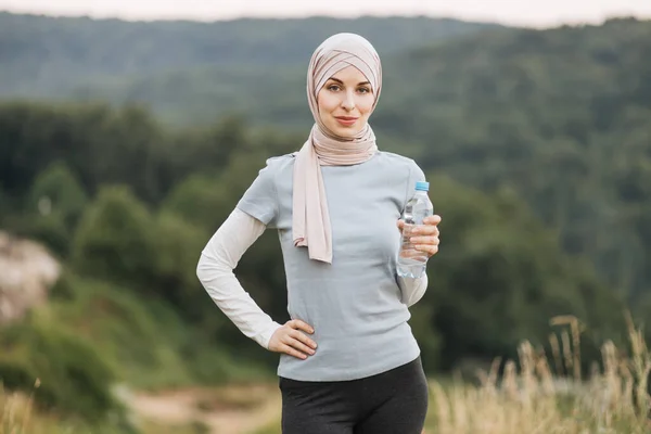 Retrato Una Encantadora Mujer Musulmana Hijab Ropa Deportiva Parada Parque — Foto de Stock