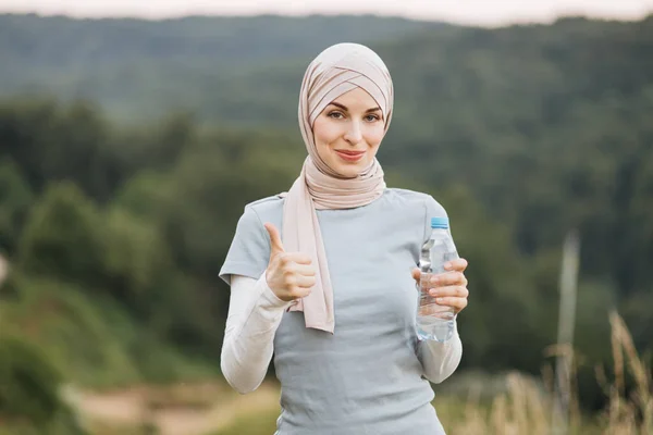 Portrait Charming Muslim Woman Hijab Sport Clothes Standing Green Park — Stock Fotó