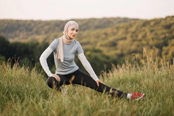 Muçulmana Árabe Islâmica Mulher Muito Magra Roupas Esportivas Hijab Esticando — Fotografia de Stock