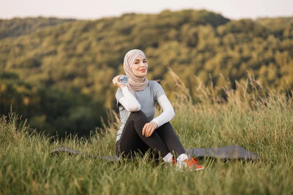 Concepto Deporte Fitness Personas Feliz Mujer Musulmana Sonriente Hijab Sosteniendo — Foto de Stock