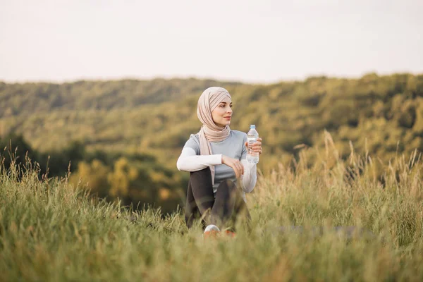 Young Sporty Muslim Woman Drinking Water Plastic Bottle Taking Rest — Fotografia de Stock