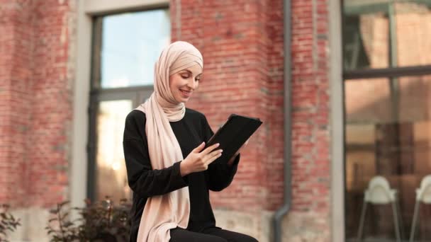 Mujer Negocios Musulmana Bastante Sonriente Hijab Sentado Banco Uso Tableta — Vídeo de stock