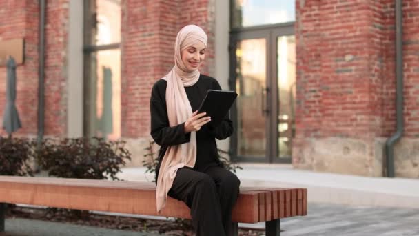 Veselá Mladá Islámská Obchodnice Pracující Tabletu Zatímco Sedí Své Kanceláře — Stock video